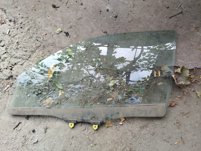 Скло водійських дверей MR978105 MITSUBISHI