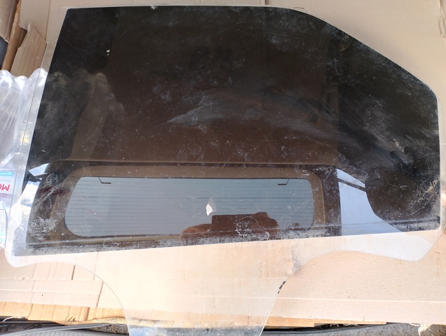 Скло задніх дверей, лівих 8200211930 RENAULT