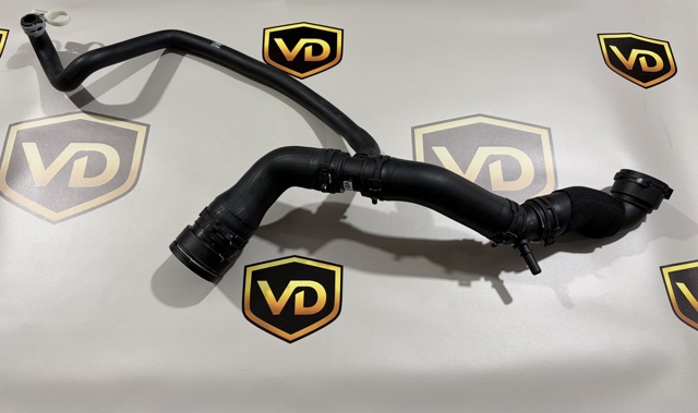 Патрубок системи охолодження LR080119 LAND ROVER