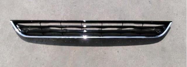 Решетка переднего бампера глянец с хром полоской  ford fiesta 2014- D2BZ17K945AA