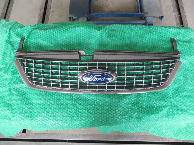 Решітка радіатора 1509301 FORD