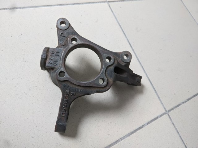 Кулак поворотний передній правий 28313SC000 SUBARU