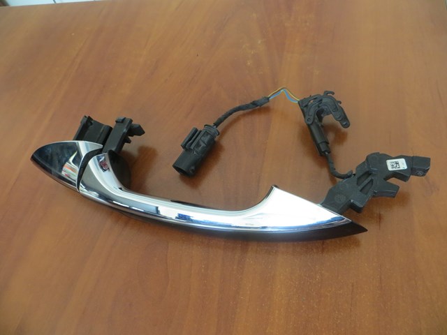 Дверна ручка права пасажирська A2047601470 MERCEDES