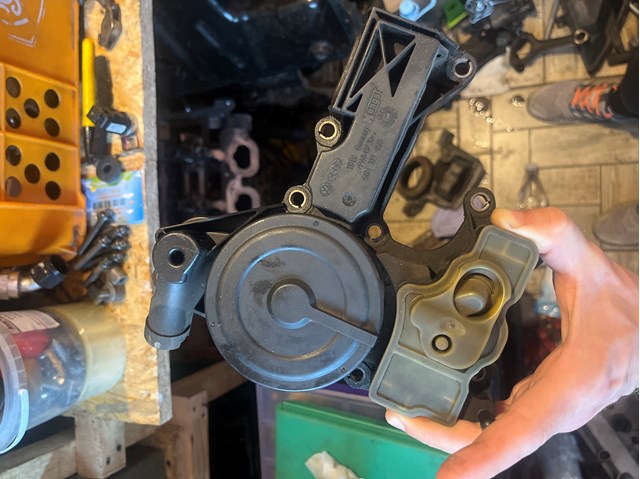 Клапан картерних газів 06H103495J VAG