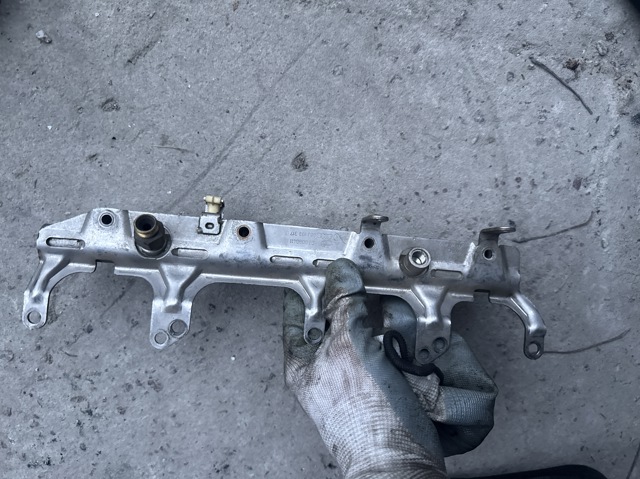 Рампа форсунок системи упорскування палива 06J133317G VAG