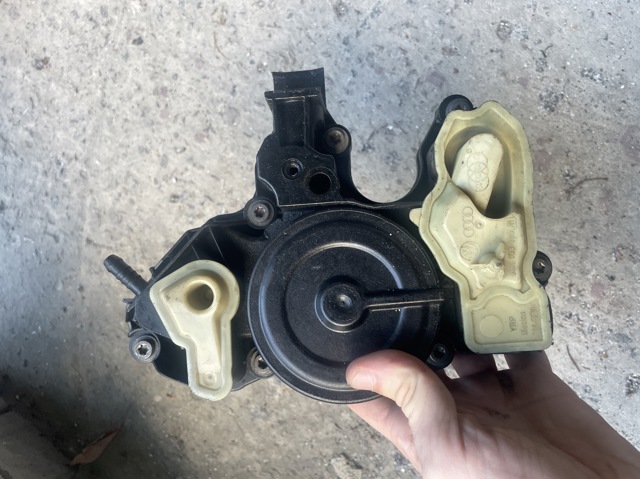 Масловіддільник газів 06K103495AH VAG