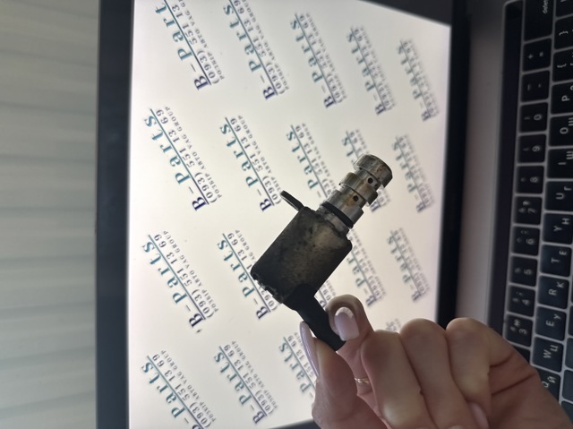 Клапан електромагнітний положення (фаз) розподільного валу 06K115243A VAG