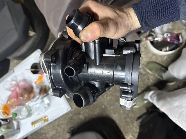 Помпа водяна, корпус 06L121111L VAG