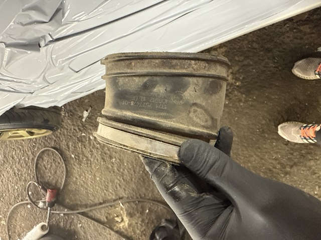 Патрубок повітряний, вихід повітряного фільтра 13717577475 BMW