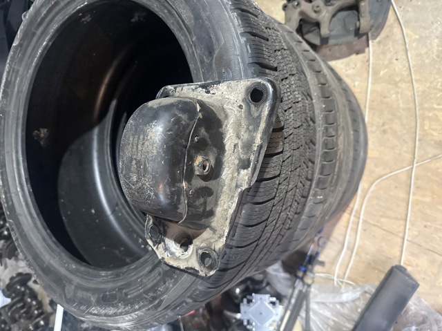 Кронштейн задньої балки 1K0505130J VAG