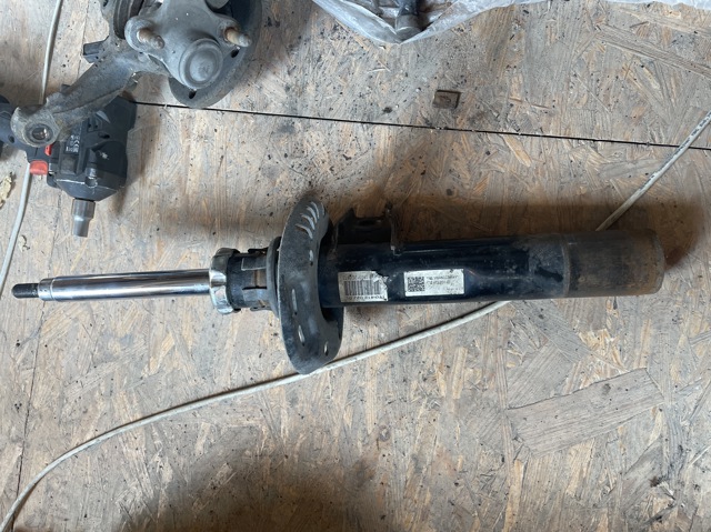 Амортизатор передньої підвіски 1T0413031JD VAG