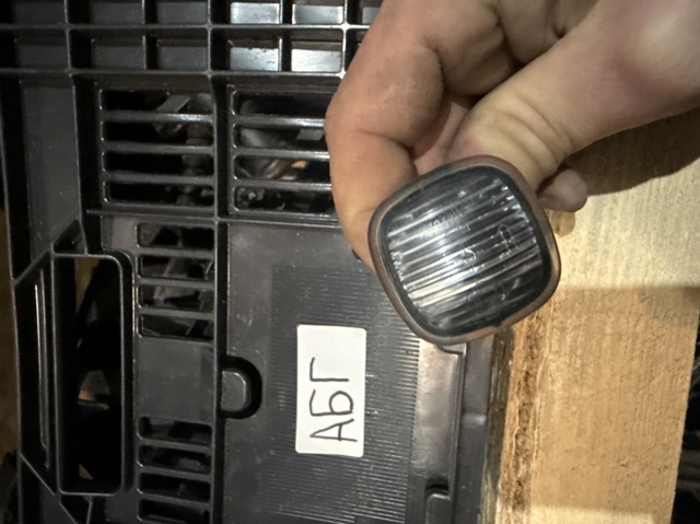 Поворітель повороту на крилі 1U0949127C VAG