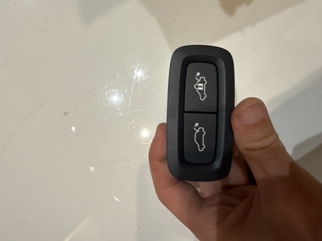 Кнопка салону приводу замка 3/5 двері (ляди) / кришки багажнику 31674801 VOLVO