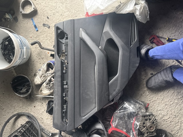 Обшивка правих задніх дверей 3C8867211 VAG