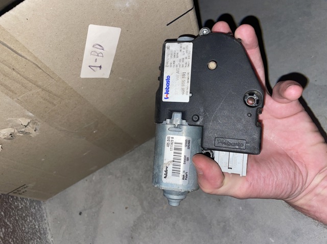 Двигун приводу люка 4G8959591 VAG