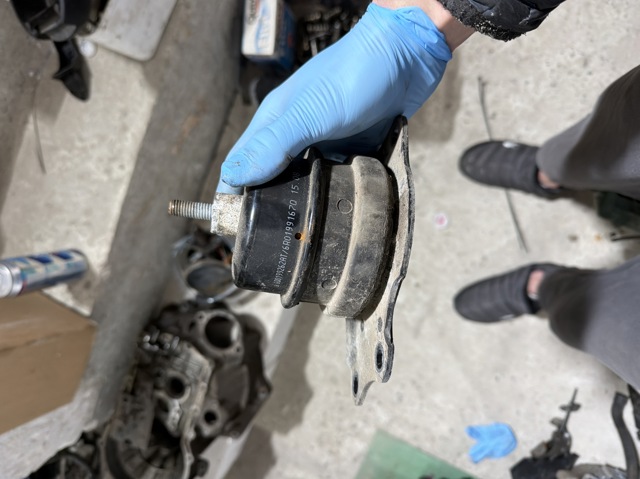 Права подушка двигуна 6R0199167Q VAG