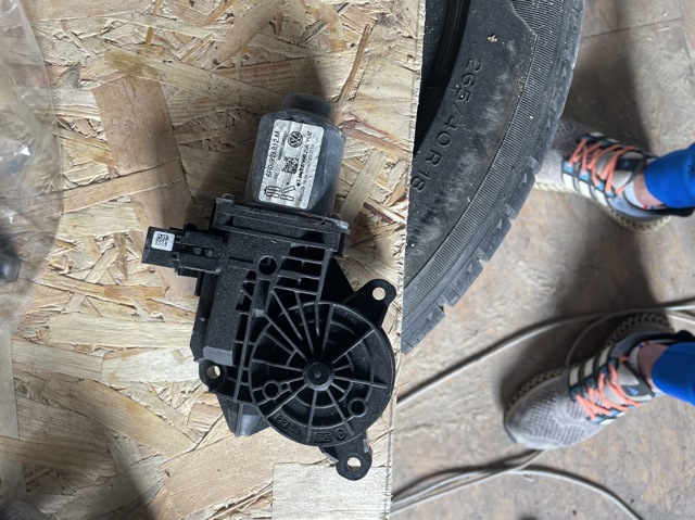 Двигун склопідіймача двері передньої, правої 6R0959812M VAG