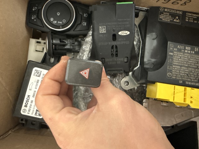 Кнопка аварійки 8433202180 TOYOTA