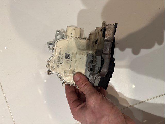 Замок задніх дверей, правих 8K0839016D VAG