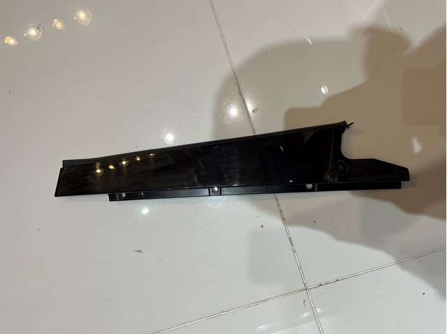 Накладка задніх дверей, правих, вертикальних 8K0839902Q VAG
