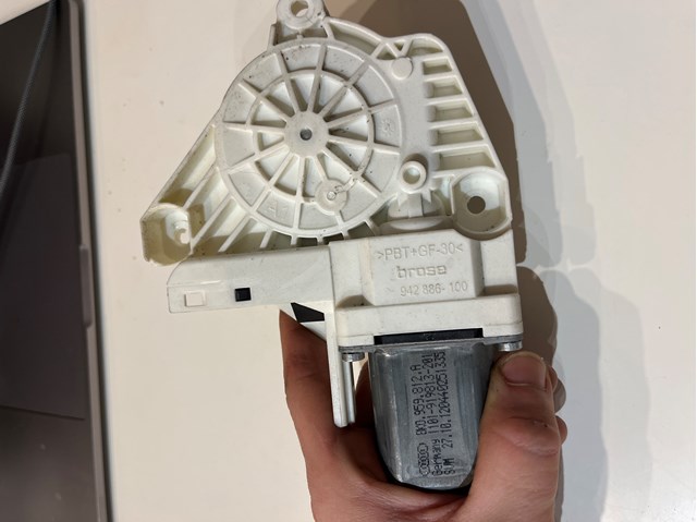 Мотор склопідйомника дверей задніх, правих 8K0959812A VAG