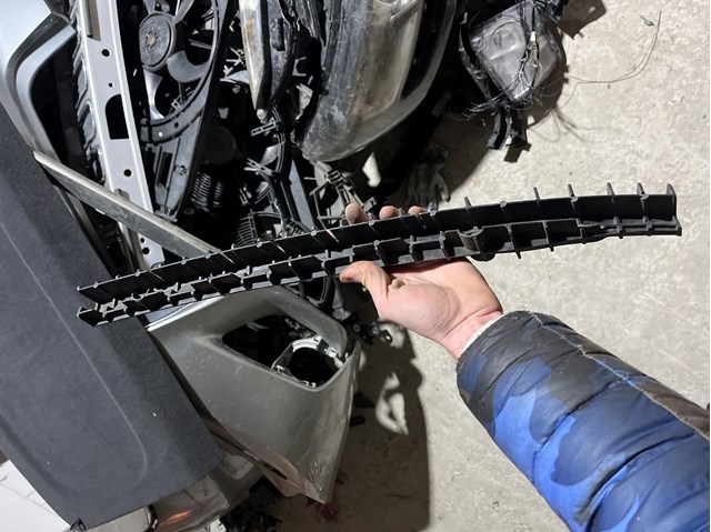 Кронштейн бампера заднього, правий 8K5807712 VAG