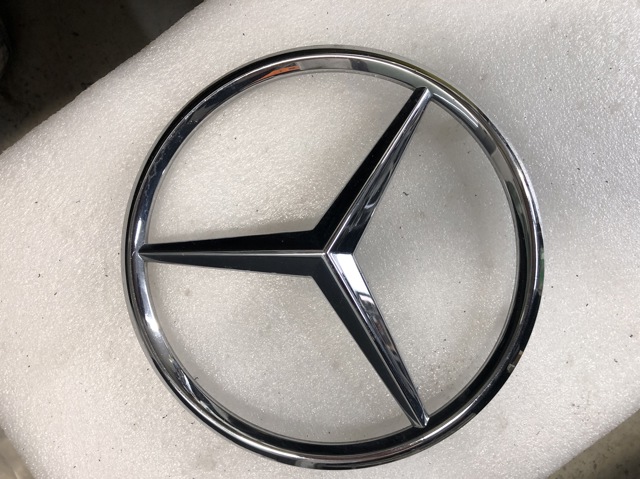 Емблема на решітку радіатора 9068170016 MERCEDES