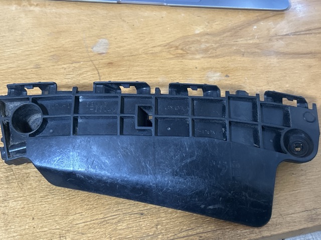 Праве кріплення переднього бампера 5211560141 TOYOTA