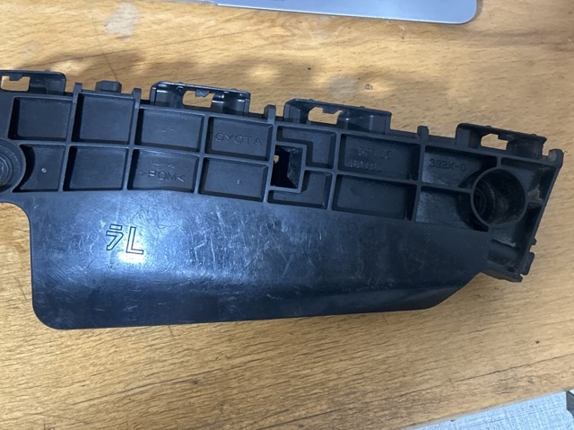 Кронштейн кріплення бампера переднього лівий 5211660181 TOYOTA
