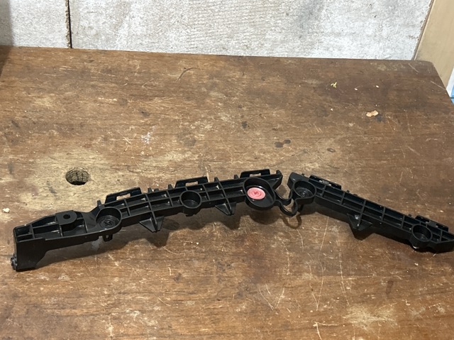 Лівий кронштейн заднього бампера 5215642050 TOYOTA