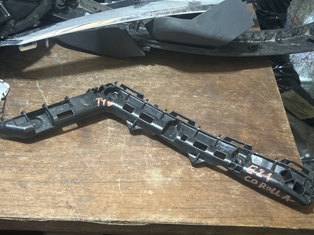 Кронштейн бампера заднього, правий 5257502210 TOYOTA