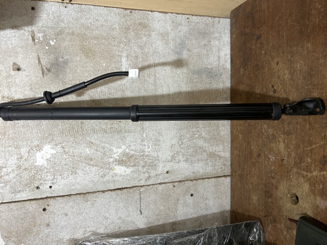 Амортизатор задньої ляди 689100E070 TOYOTA