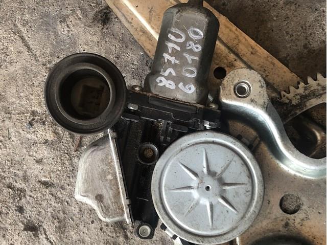 Двигун стеклопод'емника двері задньої, лівої 8571060180 TOYOTA