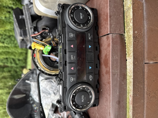 Блок управління режимів опалення / кондиціонування A1698300685 MERCEDES