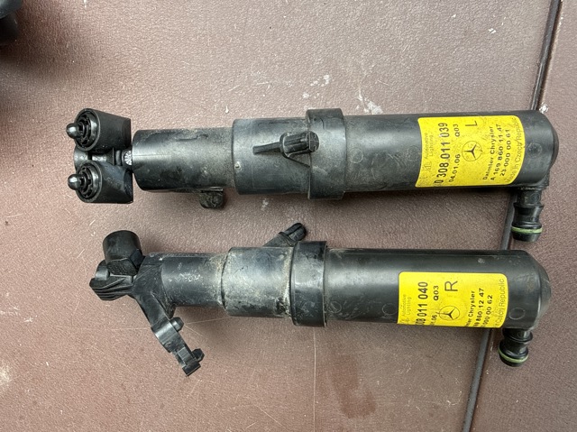 Форсунка омивача фари передньої, лівої A1698601147 MERCEDES