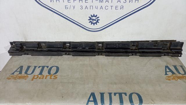 Кронштейн зовнішньої накладки порога правого 51777184778 BMW