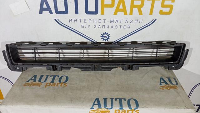 Решітка переднього бампера, центральна 5311260090 TOYOTA