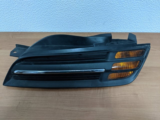 Решітка радіатора ліва 62330AX600 NISSAN
