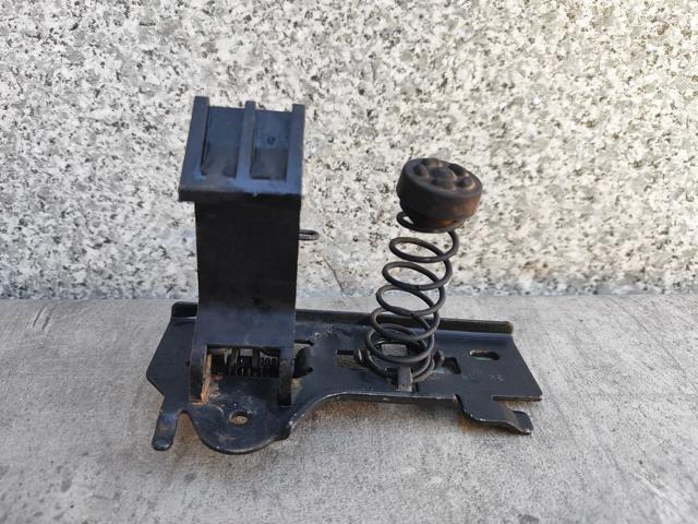 Кронштейн замку капоту 656038472R RENAULT