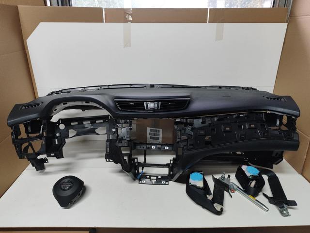 Панель передня "торпедо" 682004CC0A NISSAN