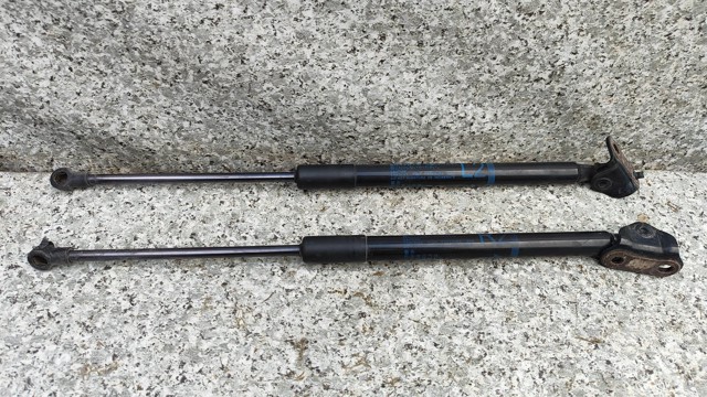 Амортизатор задньої ляди Тойота Яріс