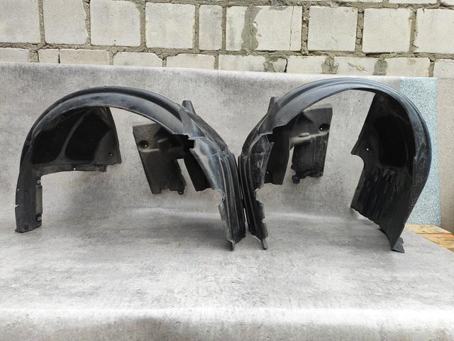 Підкрилки передні праві 7033750 BMW