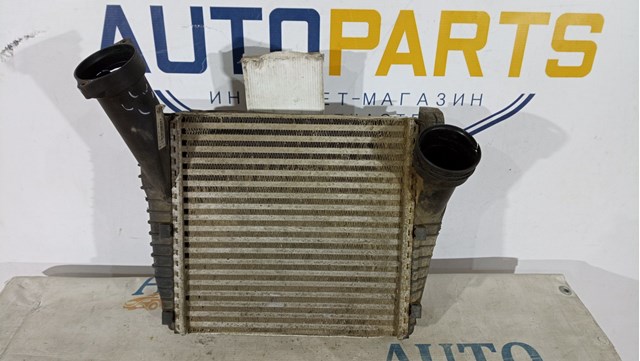 Охолоджувач наддувочного повітря 7L6145803D VAG