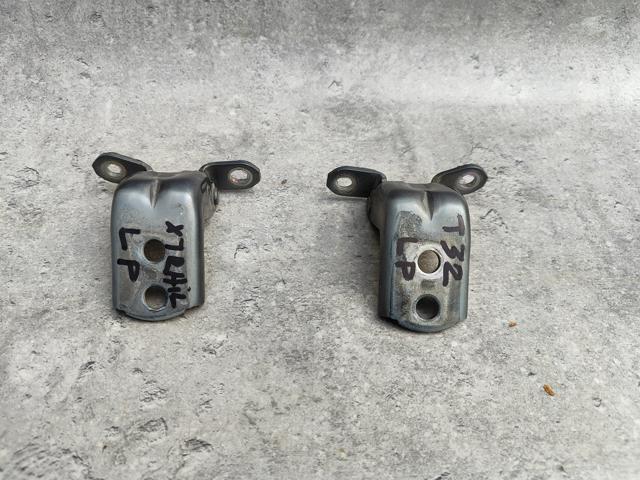 Петля передніх дверей 80400JN00A NISSAN