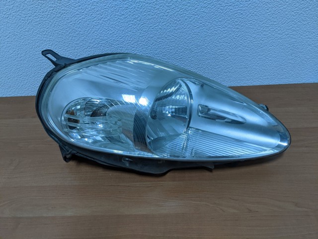Fiat grande punto 05- фара лампою перід права 89101388