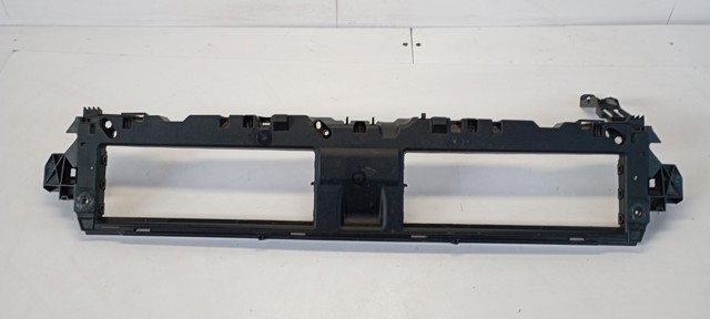 Кронштейн решітки радіатора 8W0807771 VAG