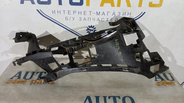 Кронштейн кріплення бампера переднього правий A2138851165 MERCEDES