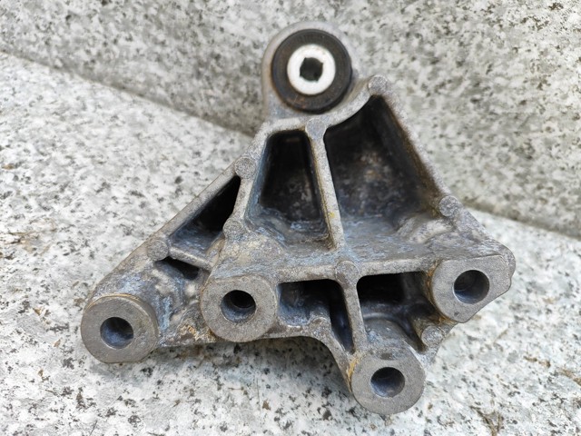 Подушка (опора) двигуна, права верхня A2462401109 NISSAN