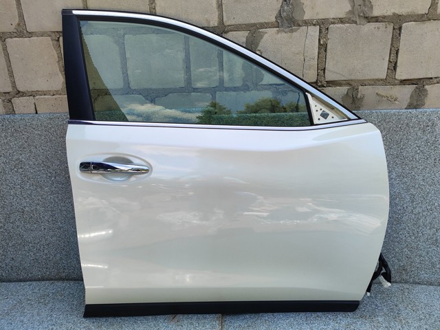 Пасажирські передні двері H010M5H5AA NISSAN