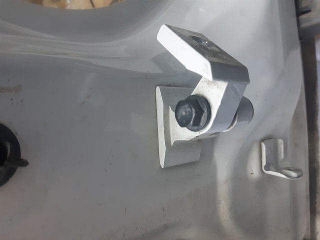 Петля передніх дверей лівих 41517284535 BMW
